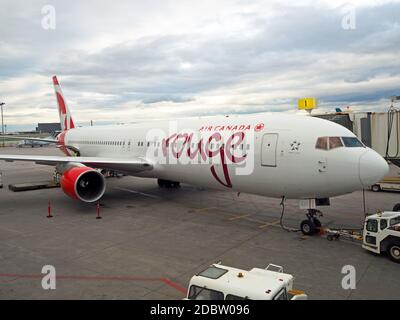 Air Canada Rouge Flugzeug am Boston Logan Flughafen Stockfoto