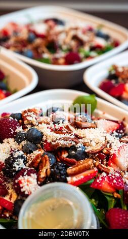 Spinatsalat mit Beeren, Feta und kandierten Pekannüsse Stockfoto