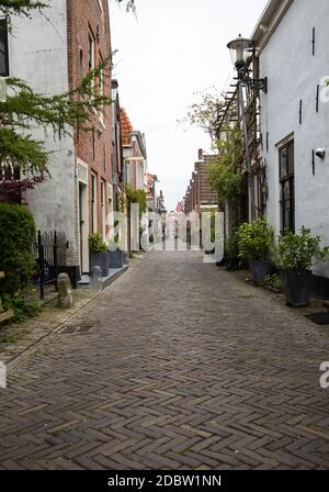 ALKMAAR, NIEDERLANDE - 21. APRIL 2017: Historische Altstadt von Alkmaar, Nordholland, Niederlande, typische Kanalhäuser Stockfoto