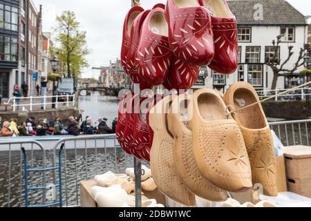 ALKMAAR, NIEDERLANDE - 21. APRIL 2017: Clogs zum Verkauf auf dem Alkmaar Käsemarkt, Niederlande Stockfoto