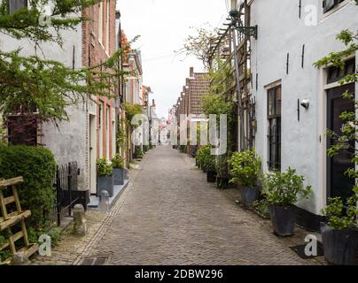 ALKMAAR, NIEDERLANDE - 21. APRIL 2017: Historische Altstadt von Alkmaar, Nordholland, Niederlande, typische Kanalhäuser Stockfoto