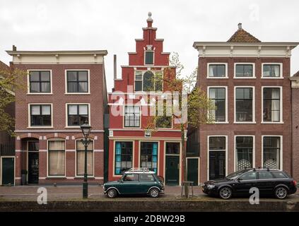 ALKMAAR, NIEDERLANDE - 21. APRIL 2017: Historische Altstadt von Alkmaar, Nordholland, Niederlande, typische Kanalhäuser Stockfoto