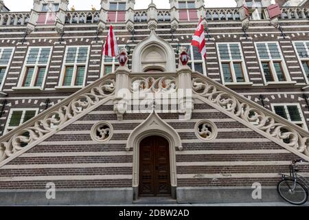 ALKMAAR, NIEDERLANDE - 21. APRIL 2017: Stadthuis, Fassade des Rathauses in Alkmaar, Nordholland, Niederlande Stockfoto