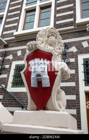 ALKMAAR, NIEDERLANDE - 21. APRIL 2017: Löwenskulptur mit Wappen in Stadthuis, Rathaus in Alkmaar, Nordholland, Niederlande Stockfoto