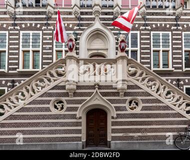 ALKMAAR, NIEDERLANDE - 21. APRIL 2017: Stadthuis, Fassade des Rathauses in Alkmaar, Nordholland, Niederlande Stockfoto