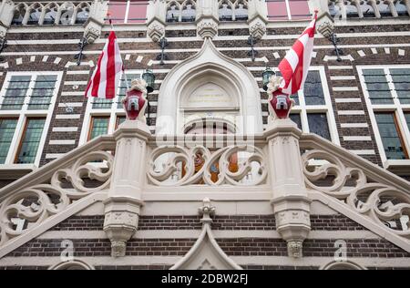 ALKMAAR, NIEDERLANDE - 21. APRIL 2017: Stadthuis, Fassade des Rathauses in Alkmaar, Nordholland, Niederlande Stockfoto