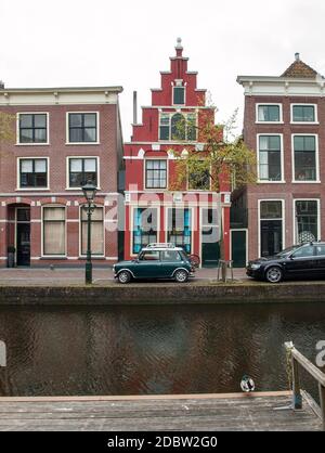 ALKMAAR, NIEDERLANDE - 21. APRIL 2017: Historische Altstadt von Alkmaar, Nordholland, Niederlande, typische Kanalhäuser Stockfoto