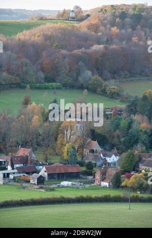 Spätnachmittags Herbstsonne mit Blick auf das Dorf Fingest im Hambleden Tal. Fingerest, Buckinghamshire, England Stockfoto