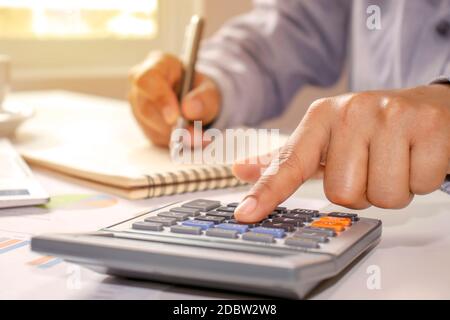 Nahaufnahme von Frauen mit Kalkulatoren und Notizen, Buchhaltungsberichte, Kostenberechnungen Ideen und Geld sparen. Stockfoto