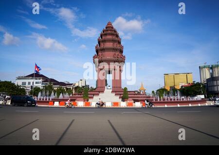 Das Unabhängigkeitsdenkmal in Phnom Penh, der Hauptstadt Kambodschas, wurde 1958 erbaut, um die Unabhängigkeit Kambodschas von Frankreich im Jahr 1953 zu gedenken. Stockfoto