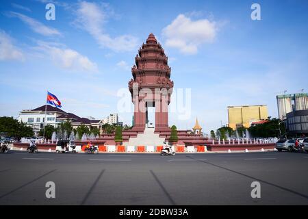 Das Unabhängigkeitsdenkmal in Phnom Penh, der Hauptstadt Kambodschas, wurde 1958 erbaut, um die Unabhängigkeit Kambodschas von Frankreich im Jahr 1953 zu gedenken. Stockfoto