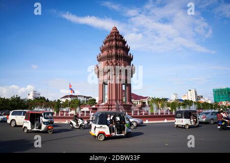 Das Unabhängigkeitsdenkmal in Phnom Penh, der Hauptstadt Kambodschas, wurde 1958 erbaut, um die Unabhängigkeit Kambodschas von Frankreich im Jahr 1953 zu gedenken. Stockfoto