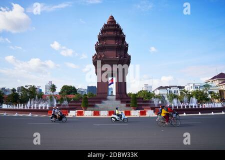 Das Unabhängigkeitsdenkmal in Phnom Penh, der Hauptstadt Kambodschas, wurde 1958 erbaut, um die Unabhängigkeit Kambodschas von Frankreich im Jahr 1953 zu gedenken. Stockfoto