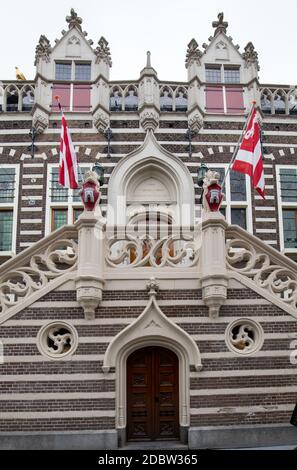 ALKMAAR, NIEDERLANDE - 21. APRIL 2017: Stadthuis, Fassade des Rathauses in Alkmaar, Nordholland, Niederlande Stockfoto