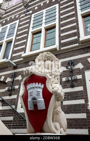 ALKMAAR, NIEDERLANDE - 21. APRIL 2017: Löwenskulptur mit Wappen in Stadthuis, Rathaus in Alkmaar, Nordholland, Niederlande Stockfoto