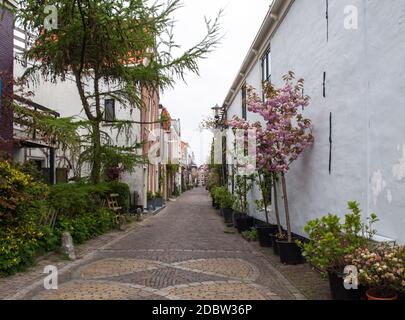 ALKMAAR, NIEDERLANDE - 21. APRIL 2017: Historische Altstadt von Alkmaar, Nordholland, Niederlande, typische Kanalhäuser Stockfoto