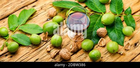 Likör aus unreifen Walnüssen oder Nussknacker.Nocino im Glas, italienischer Likör Stockfoto