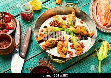 Köstliche gebratene Zucchini Blumen gefüllt mit sonnengetrockneten Tomaten.Sommer Essen. Stockfoto