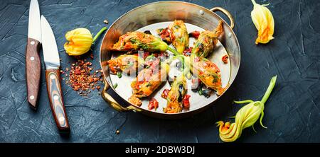 Köstliche gebratene Zucchini Blumen gefüllt mit sonnengetrockneten Tomaten.Sommer Essen. Stockfoto