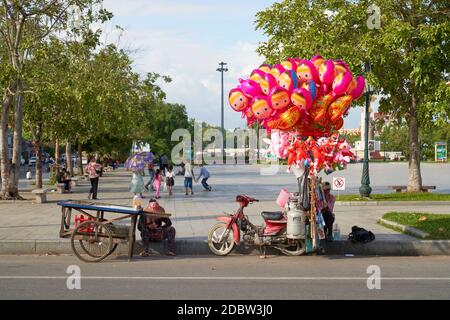 Straßenhändler verkaufen Lebensmittel und Luftballons auf Preah Suramarit Boulevard Stockfoto