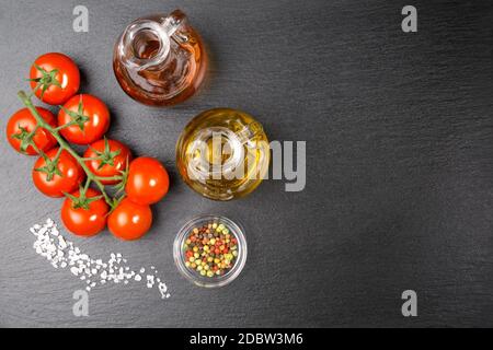 Zutaten für Tomatensalat auf einer Schieferplatte Stockfoto