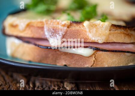 französischer Croque monsieur auf einem blauen Teller Stockfoto