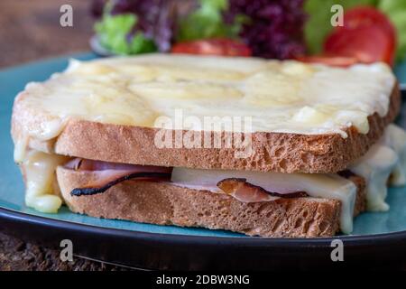 französischer Croque monsieur auf einem blauen Teller Stockfoto