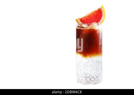 Alkoholfreies Getränk auf der Basis von Kaffee und Mineralwasser. Ein Stück Grapefruit oben. Ein durstlöschendes Getränk. Speicherplatz kopieren. Stockfoto