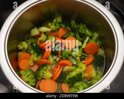 Frische Gemüsesuppe in einem großen Topf Stockfoto