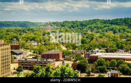 Luftaufnahme der Innenstadt von Frankfort, KY mit dem State Capitol Gebäude Stockfoto