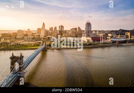 Luftaufnahme der John A. Roebling Suspension Bridge über den Ohio River und die Skyline von Downtown Cincinnati Stockfoto