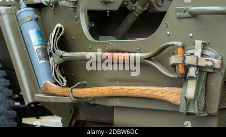 Detail der verschiedenen Arbeitswerkzeuge auf der Seite des Militärfahrzeugs. Schaufel, Axt Stockfoto