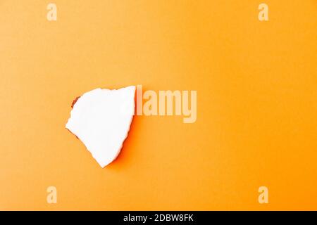 Happy Coconuts Tageskonzept, frische Kokosnuss Gruppe Stücke Scheiben, Studio Shot isoliert auf orangenen Hintergrund Stockfoto