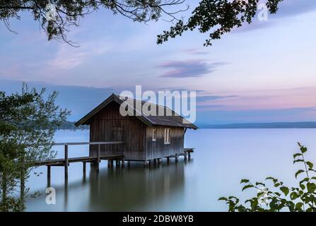 Ruhiger Morgen im Sommer am Ammersee, Bayern, Deutschland Stockfoto