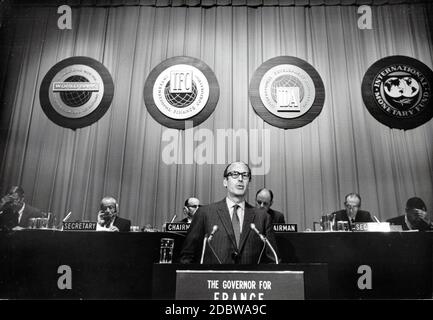 Der französische Wirtschafts- und Finanzminister Valéry Giscard d'Estaing spricht am 30. September 1969 in Washington, DC, zur zweiten Sitzung des Internationalen Währungsfonds (IStF). Hinter Minister Giscard d'Estaing, von links nach rechts: Robert S. McNamara, Präsident der Weltbank; Morton M. Mendels, Sekretär der Weltbank; Edidio Iannella, Vorsitzender des Gouverneursrates der Weltbank; Jose Maria Dagnino Pastore, Vorsitzender des Gouverneursrates des IWF; Lawrence Hebbard, Sekretär des IWF; und Pierre-Paul Schweitzer, Geschäftsführer des IWF.Quelle: Arnie Sachs/CNP Stockfoto