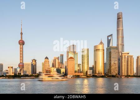 Die Sonnenuntergangsansicht von Lujiazui, dem Finanzviertel in Shanghai, China. Stockfoto