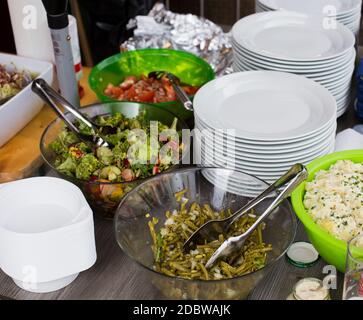 Salate zum Grillen in mehreren Glasschalen. Stockfoto