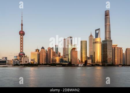 Die Sonnenuntergangsansicht von Lujiazui, dem Finanzviertel in Shanghai, China. Stockfoto