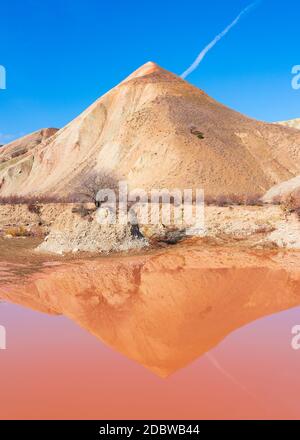 Pyramidenförmige Bergspiegelung im See Stockfoto