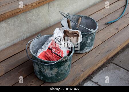 Umea, Norrland Schweden - 10. September 2020: Zwei Metalleimer für Mauerwerk Stockfoto