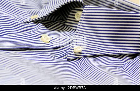 Ein blau gestreiftes Hemd mit Button-Down-Kragen. Formelle Kleidung für Veranstaltungen, Arbeit und Geschäftstreffen Stockfoto