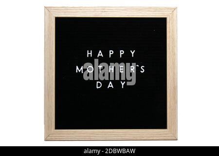 Ein schwarzes Schild mit einem Birkenrahmen, der Happy Mothers Day in weißen Buchstaben auf einem rein weißen Hintergrund sagt Stockfoto