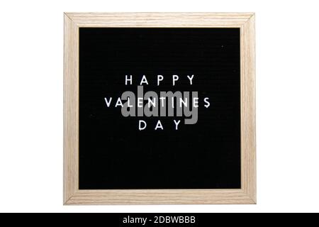 Ein schwarzes Schild mit einem Birkenrahmen, der Happy Valentines Day in weißen Buchstaben auf einem rein weißen Hintergrund sagt Stockfoto