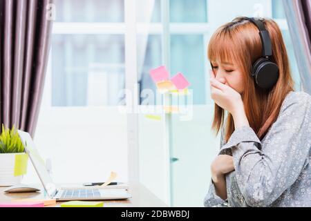 Arbeit von zu Hause Konzept, asiatische schöne junge Frau, Student Mädchen müde schläfrig Gähnen verwenden Hand schließen Mund während der Arbeit mit Laptop-Computer bei hom Stockfoto