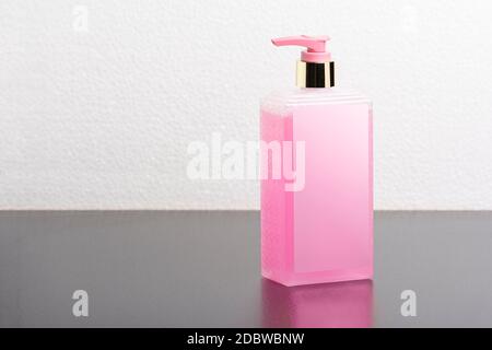 Pink Body Shampoo-Flasche vor hellgrauem Hintergrund, editierbare Modell-up-Serie Vorlage bereit für Ihr Design, Auswahlpfad enthalten. Stockfoto