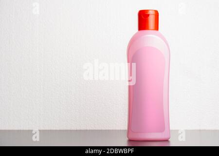 Haar Shampoo Flasche vor hellgrauem Hintergrund, editierbare Modell-up-Serie Vorlage bereit für Ihr Design, Auswahl Pfad enthalten. Stockfoto