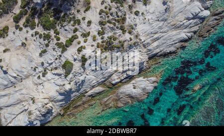 Mediterrane griechische Landschafts-Drohne am Kavourotripes Strand. Sithonia Chalkidiki Halbinsel Luftbild Pfanne mit felsigen Küsten und Kristall-Clea Stockfoto