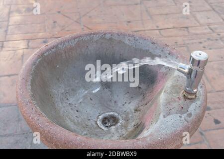 Dekorativer Trinkbrunnen auf einem öffentlichen Straßenpark in Spanien Stockfoto