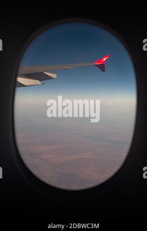 28.09.2019, Sydney, New South Wales, Australien - Blick aus einem Flugzeugfenster auf einen Qantas Airways Flug von Sydney nach Singapur mit einem Airbus A380-800. Stockfoto