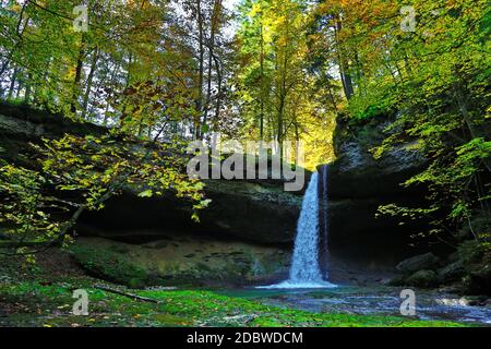 Ein romantischer Wasserfall im Wald von Bayern Stockfoto